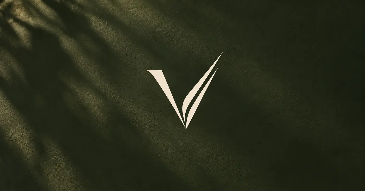Símbolo da Valentini Company em uma parede verde-oliva com sombras de folhas